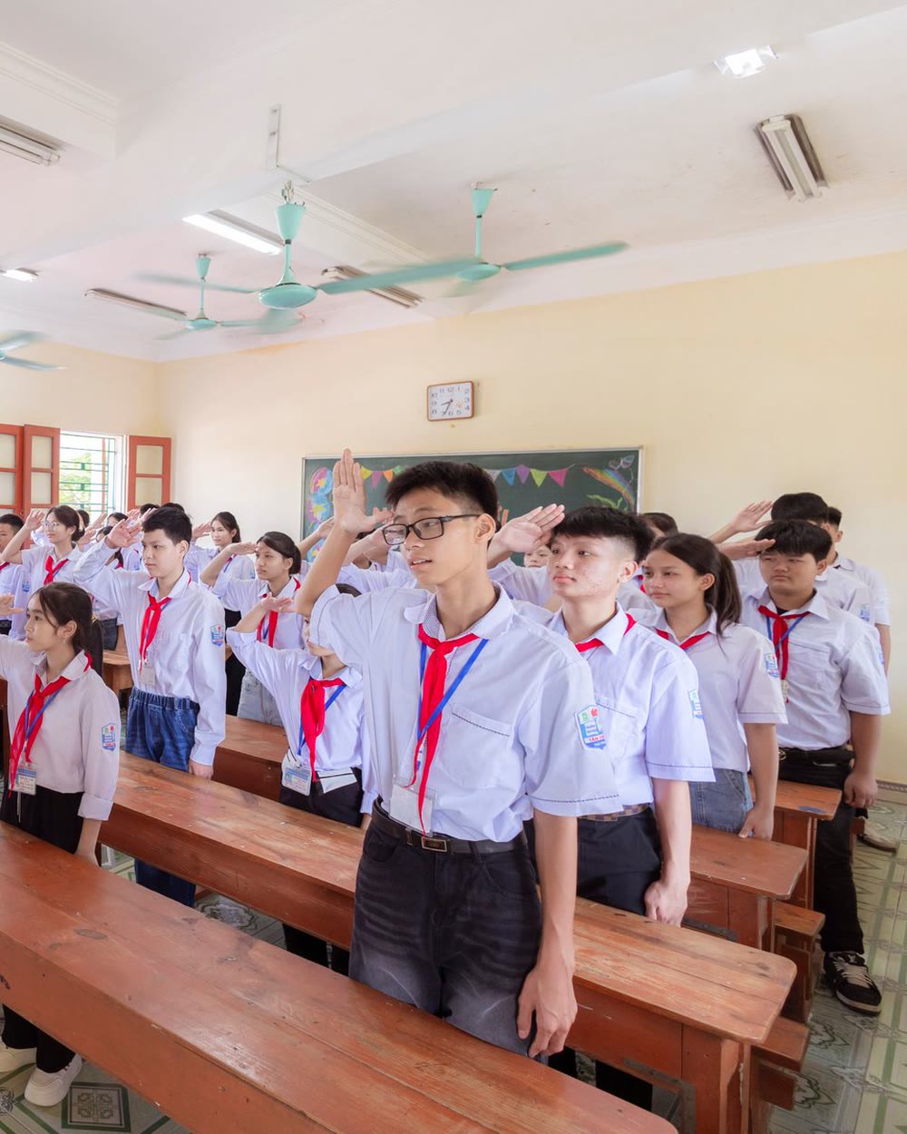 Đồng phục THCS: sơ mi trắng, quần xanh than, khăn quàng đỏ